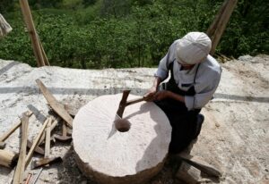 Ekmeğini 39 yıldır değirmen taşı yaparak kazanıyor
